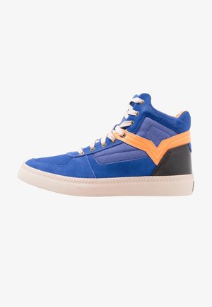 Blå ruskinds højtop-sneaker med orange accenter, hvide snørebånd, sort hælpatch og hvid gummisål mod hvid baggrund.