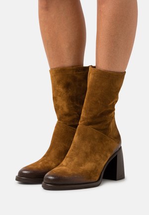 Classic ankle boots - cognac