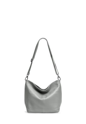 Graue Leder-Schultertasche mit einer weichen, leicht schlaffen Form, ausgestattet mit einem verstellbaren Tragegurt und minimalistischer Gestaltung.