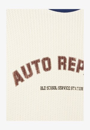 Tissu blanc texturé avec texte marron délavé « AUTO REP » et texte noir plus petit « OLD SCHOOL SERVICE STATION ».