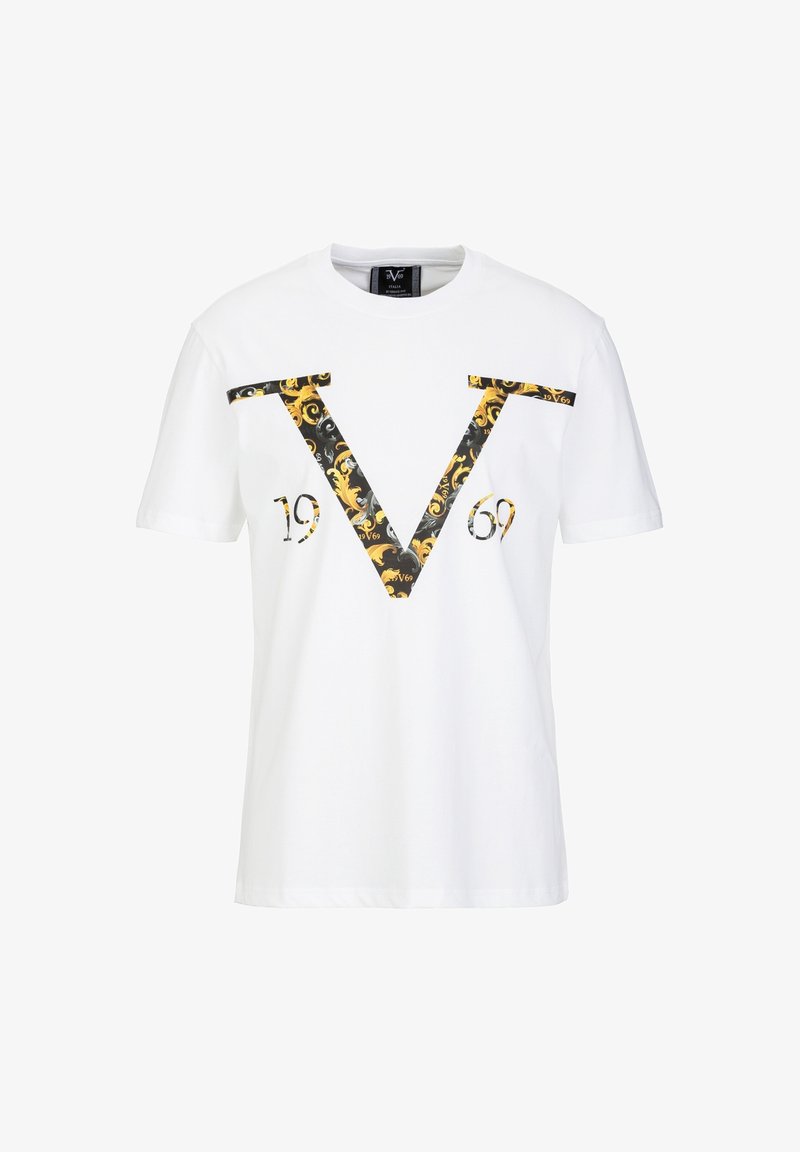 Weißes Baumwoll-T-Shirt mit einem großen schwarzen und goldfarbenen gemusterten "V" und "1969" auf der Vorderseite. Kurze Ärmel, Rundhalsausschnitt.