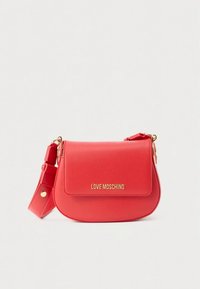 Röd läderväska från Love Moschino med guldlogotyp, frontklaff och justerbar rem på vit bakgrund.