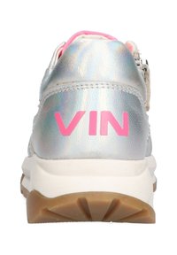 Sneaker argento con tomaia olografica, marchio rosa "VIN" sul tallone, suola bianca e suola esterna in gomma marrone con motivo di grip.
