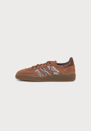 adidas Originals, HANDBALL SPEZIAL - Маратонки - preloved brown/crystal linen/brown
