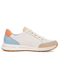 Biały niskoprofilowy sneaker z beżowym zamszowym noskiem, niebiesko-pomarańczowymi akcentami na pięcie, białymi sznurowadłami oraz białą podeszwą z brązowym bieżnikiem.