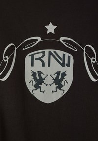 Emblema a scudo con due grifoni alati che si fronteggiano, lettere stilizzate "RN" sopra, ghirigori decorativi ai lati e una stella in cima.