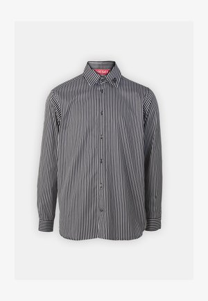 Czarna i biała, paskowana koszula z długim rękawem, z kołnierzykiem zapinanym na guziki i guzikami z przodu; ma solidny czarny mankiet oraz markową etykietę wewnętrzną.