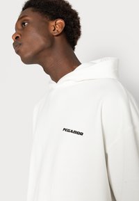 Pegador LOGO OVERSIZED  - Sweatshirt com capuz - washed bright white