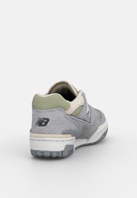 Harmaa mokkanahkakengät verkko-yksityiskohdilla, kerma väriä ja teksturoitu kumipohja. Sisältää logon kantapäässä ja pehmustetun kengänvarren.