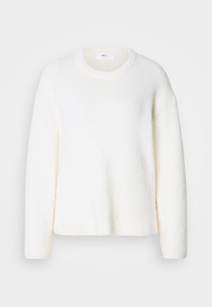 Pull blanc en texture douce avec un col rond, des épaules tombantes et des poignets et ourlet côtelés. Design simple et dépouillé.