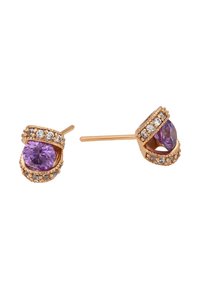 Orecchini a cerchio in oro rosa con una pietra rotonda di colore viola circondata da piccole pietre trasparenti, con una montatura texturizzata e un perno liscio.
