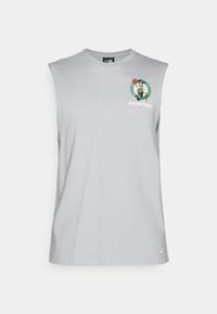 Pilkas be rankovių marškinėliai, pagaminti iš medvilnės, su Bostono Celtics logotipu ant krūtinės, turi apvalų kaklą ir tiesų apykaklę.