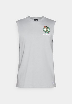 Graues ärmelloses T-Shirt aus Baumwolle mit einem Boston Celtics-Logo auf der Brust, Rundhalsausschnitt und geradem Saum.