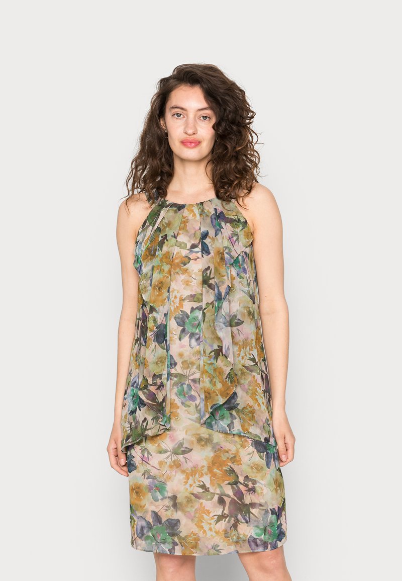 Vestido floral feito de um tecido leve e transparente, apresentando um decote halter, pregas suaves e um padrão floral multicolorido em verdes e castanhos.