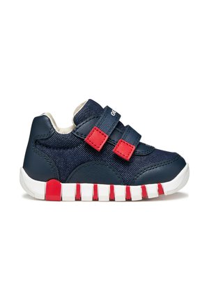 Scarpe da ginnastica blu navy con dettagli rossi, con due cinturini regolabili in Velcro, tomaia in tessuto texturizzato e suola in gomma bianca con dettagli rossi.