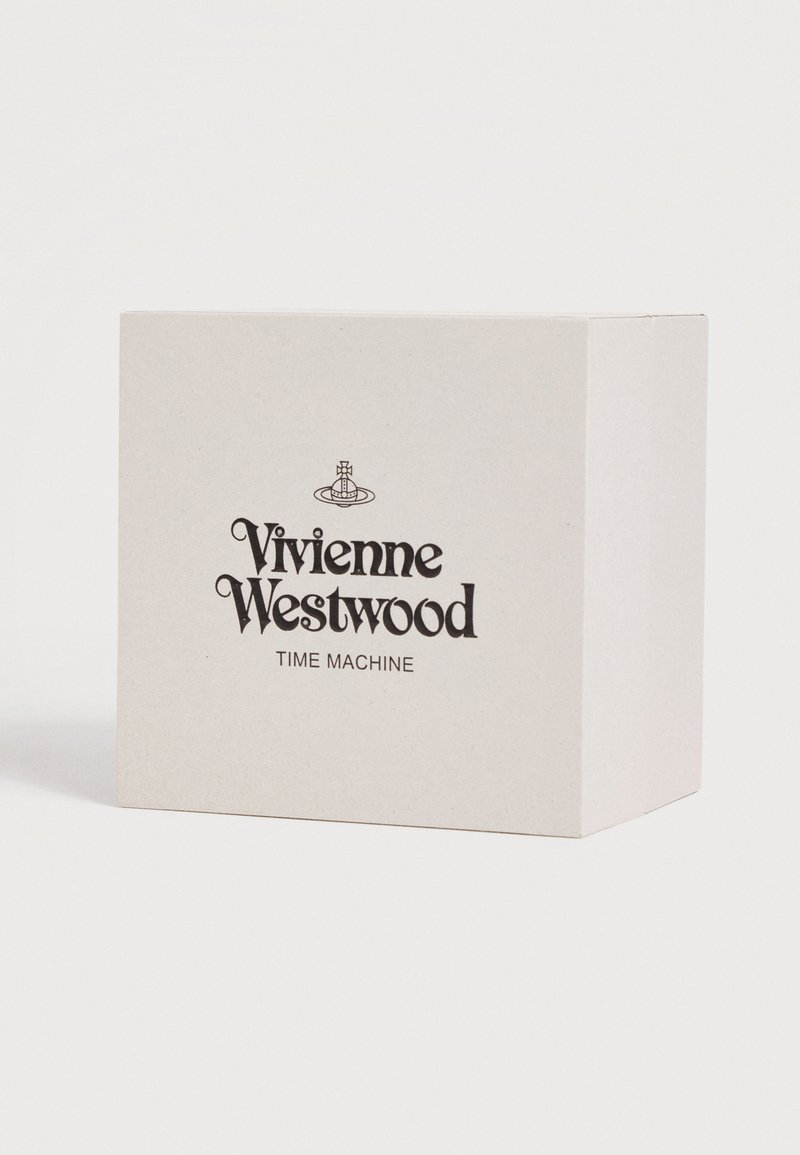 Scatola rettangolare bianca con logo Vivienne Westwood e scritta "TIME MACHINE" stampata in nero sul davanti su uno sfondo bianco uniforme.