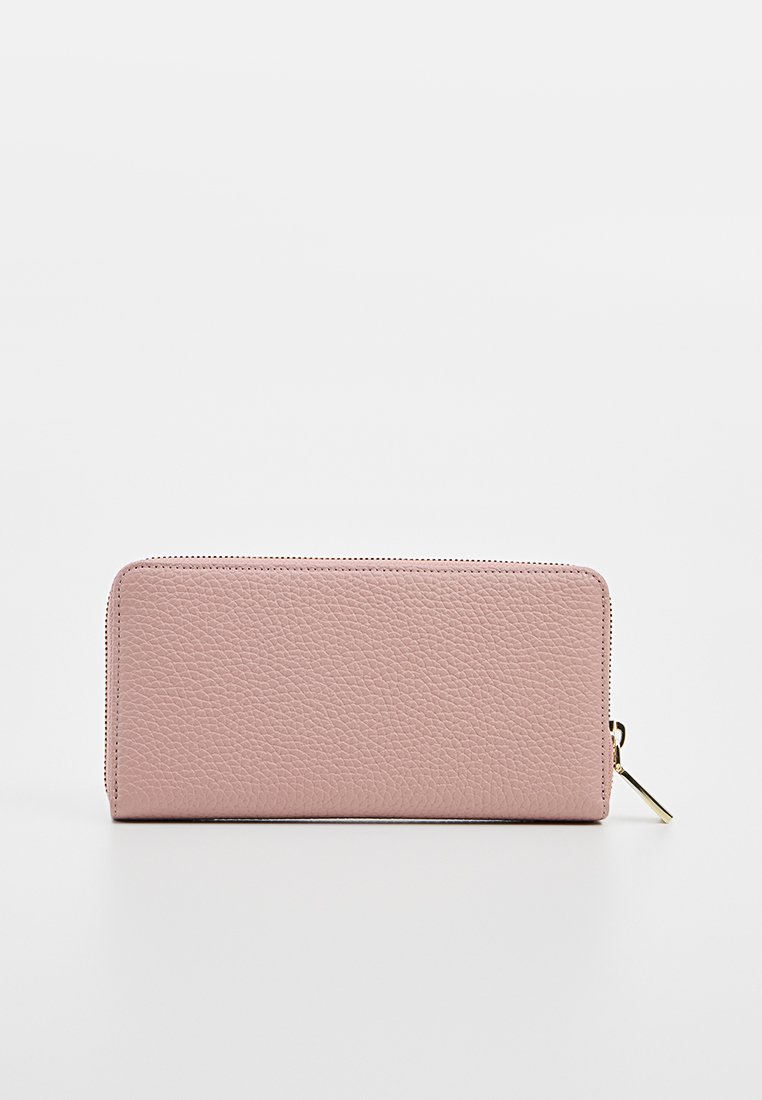Rosa Leder-Geldbörse mit strukturierter Oberfläche, rechteckiger Form und einem goldenen Reißverschlussgriff. Einfaches, unprätentiöses Design mit kräftigen Nähten.