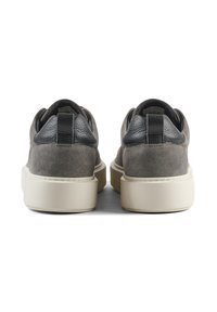 Sive zenske patike od velura s crnim kožnim detaljima, teksturiranim stražnjim dijelom i svijetlom gumenom petom debelog dizajna.