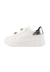 Sneakers bianchi in pelle con suola rialzata, accenti metallici argentati sul tallone e elementi decorativi sui lacci. Texture liscia.