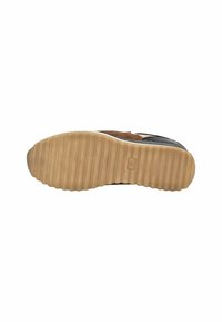 La suola delle sneaker presenta una base in gomma marrone texturizzata con scanalature verticali per una migliore aderenza, completata da una sezione superiore nera e marrone.