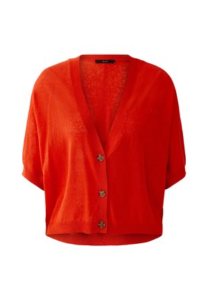Cardigan rouge vif à manches courtes avec col en V et trois boutons marron, fabriqué en tissu léger et doux.
