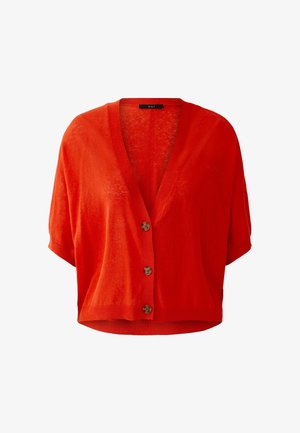 Cardigan rouge vif à manches courtes avec col en V et trois boutons marron, fabriqué en tissu léger et doux.