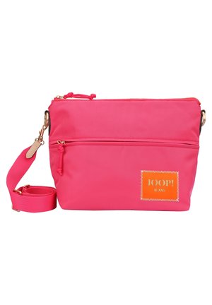 Jasnoróżowa torebka na ramię z regulowanym paskiem, przednią kieszenią na zamek oraz pomarańczową naszywką z napisem "JOOP! JEANS" na białym tle.