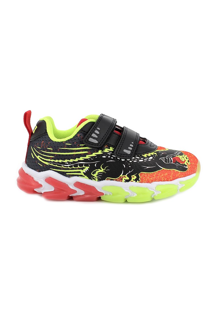 Zapatillas con una parte superior en rojo y negro vibrante, que presentan un gráfico de dragón. Dos correas de velcro negras y una suela gruesa en blanco y verde.