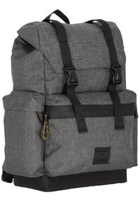 Šedý látkový batoh s rolovacím designem, černými popruhy, zipovou kapsou a strukturovaným povrchem; obsahuje pevný základ a kovové akcenty.