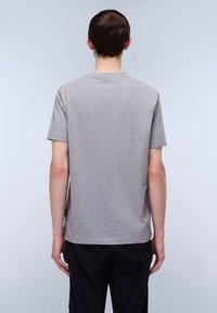Camiseta de manga corta gris hecha de algodón suave, con un cuello redondo clásico y un corte recto. El acabado es limpio, sin costuras visibles.