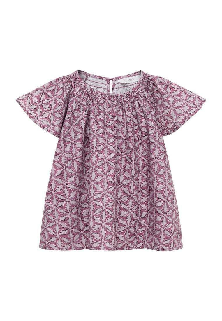 Vestito a maniche corte svasato in tonalità rosa con motivo geometrico a stella, scollatura elastica e chiusura con bottone sul retro, realizzato in tessuto leggero.