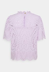 Světle fialová blůza s vyšívanými očkovými vzory, vroubkovaným lemem, krátkými rukávy a klíčovou zadní zapínací částí s knoflíkovým detailem.