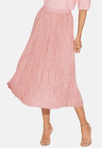 PINK PLISSEE ROCK mit weicher Textur, mittellangem Design, Bund und fließender Silhouette, mit vertikalen Falten durchgehend.