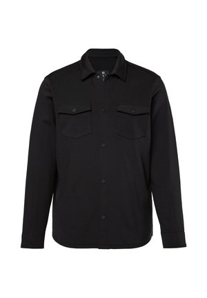 Camisa negra de botones hecha de una tela suave, con cuello, dos bolsillos en el pecho y mangas largas con puños de botones.