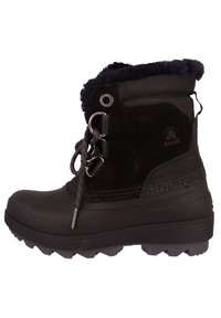 Stivale invernale nero con tomaia in suede, colletto in pelliccia sintetica, chiusura con lacci e suola in gomma texture con battistrada profondo per una migliore trazione.