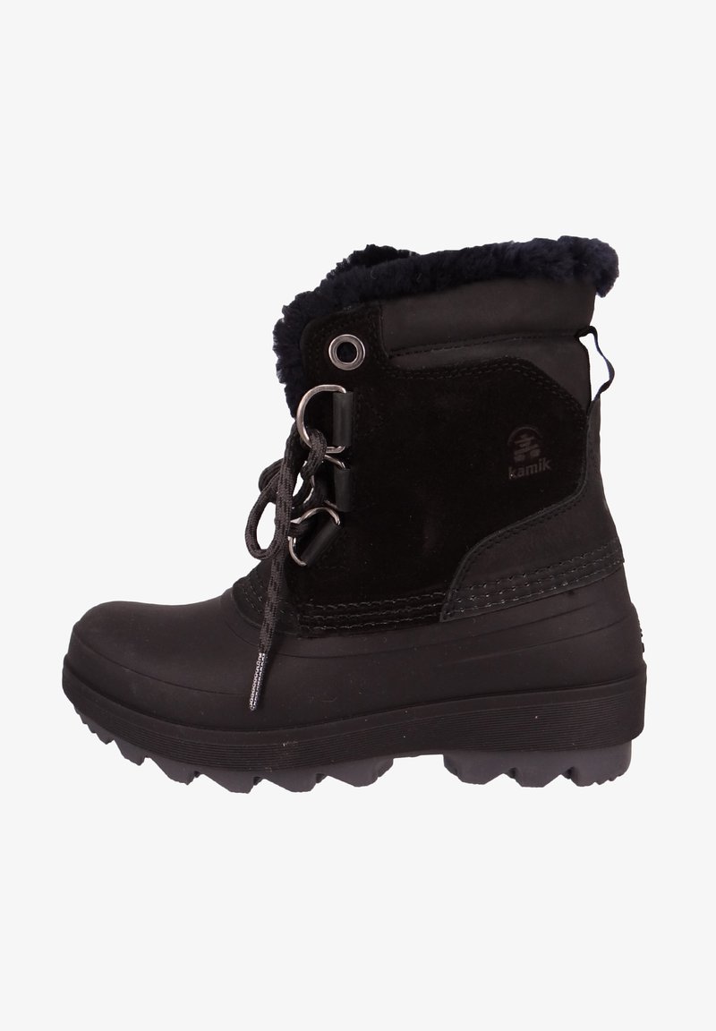 Stivale invernale nero con tomaia in suede, colletto in pelliccia sintetica, chiusura con lacci e suola in gomma texture con battistrada profondo per una migliore trazione.