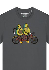 Grijze katoenen t-shirt met een kleurrafische afbeelding van twee avocados op een rode tandembike, met zwarte armen en gele schoenen.