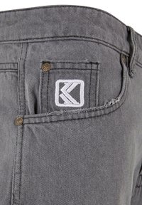 Pantaloni in denim grigio con un logo ricamato bianco sulla tasca posteriore, con cuciture visibili e due rivetti metallici.