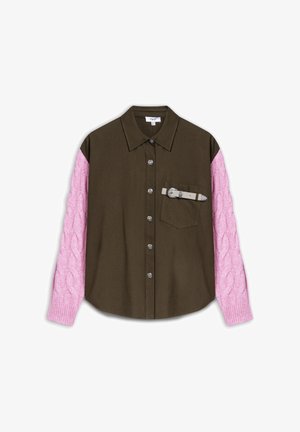 Khakifarbenes Hemd zum Knöpfen mit einem rosa kabelgestrickten Ärmel, ausgestattet mit einer Brusttasche und einem Gürtel-Detail. Glatter Stoff mit kontrastierenden Texturen.