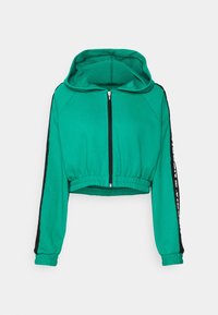 Felpa con zip a maniche corte di un verde vivace con strisce laterali nere. Dotata di cappuccio, vita elasticizzata e polsini a costine per una vestibilità aderente.