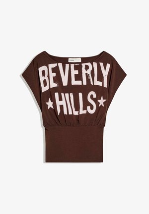 Brun kortærmet top med bred halsudskæring og elastisk talje, med stor hvid "BEVERLY HILLS" tekst og stjerne-grafik på fronten.