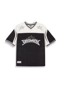 Jersey en blanco y negro con escote en V, mangas cortas, detalles de estrellas y el logo "DRIMEY" con llamas en plata en la parte frontal.