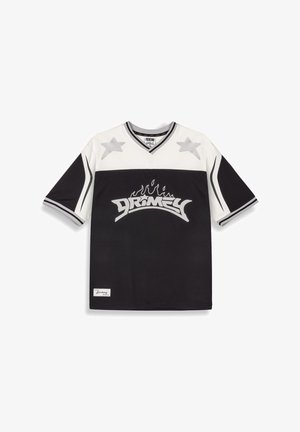 Jersey en blanco y negro con escote en V, mangas cortas, detalles de estrellas y el logo "DRIMEY" con llamas en plata en la parte frontal.