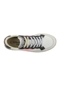 Sneaker con punta e linguetta bianche, parte superiore grigia e dettagli rosa. Presenta forature, lacci testurizzati e suola in gomma.