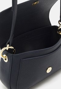 Tommy Hilfiger EMBLEM FLAP CROSSOVER - Borsa a tracolla - space blue