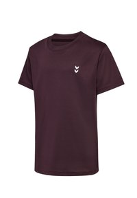 Mørk vinrød sportst-shirt med korte ærmer og rund halsudskæring med to små hvide nedadvendte chevronlogoer på venstre bryst.