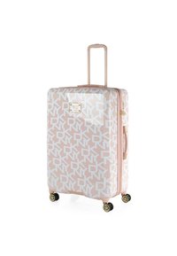 Maleta rígida en rosa claro con patrón de logo blanco de DKNY, asa retráctil, cuatro ruedas y cierre de cremallera. Acentos en tono dorado visibles.