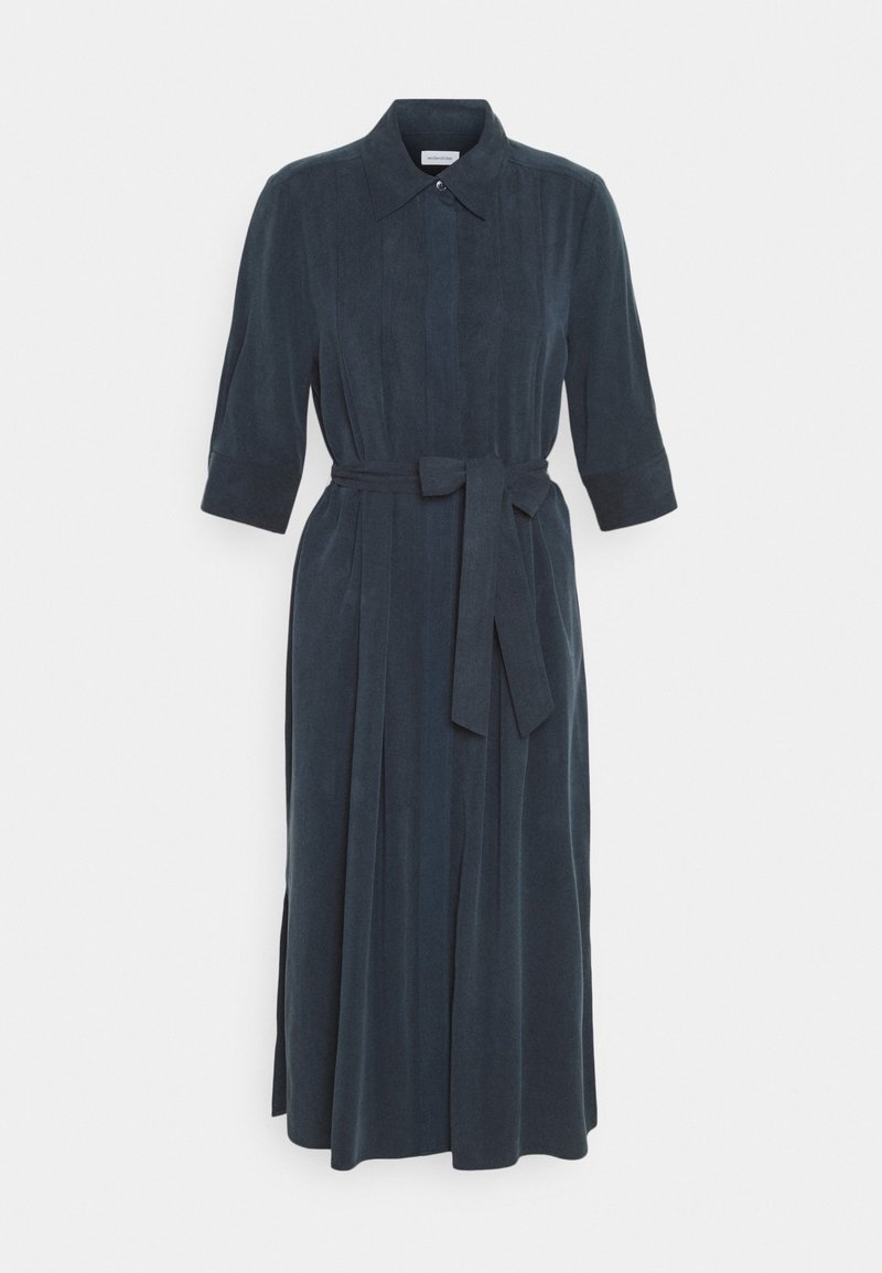 Robe mi-longue bleu foncé avec un col, des manches trois quarts et une taille ceinturée. Fabriquée en tissu doux avec des plis à l'avant.