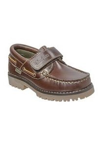 Zapato infantil de cuero marrón con forma redondeada, cinta de velcro, detalles cosidos y suela de goma texturizada para mayor tracción.
