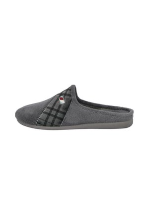 Zapatilla gris de tipo slip-on con tela suave, acento a cuadros en el lateral y suela acolchada para uso en interiores.